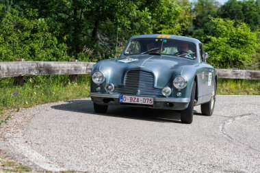 Pesaro Colle San Bartolo, İtalya - Mayıs 17-2018: Aston Martin Db 2 Vantage 1953 tarihinde eski bir yarış araba ralli Mille Miglia 2018 ünlü İtalyan tarihi Formula (1927-1957)