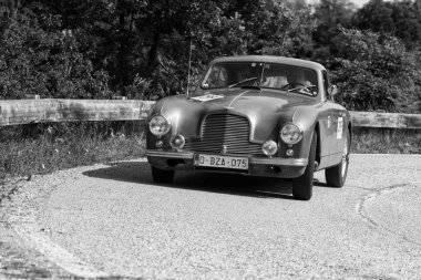 Pesaro Colle San Bartolo, İtalya - Mayıs 17-2018: Aston Martin Db 2 Vantage 1953 tarihinde eski bir yarış araba ralli Mille Miglia 2018 ünlü İtalyan tarihi Formula (1927-1957)