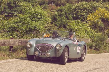 PESARO SAN BARTOLO, İtalya - 17 Mayıs - 2018: AUSTIN HEALEY 100 / 4 BN2 1956 Mille Miglia 2018 rallisindeki eski bir yarış arabası üzerinde ünlü İtalyan tarihi yarışı (1927-1957)) 