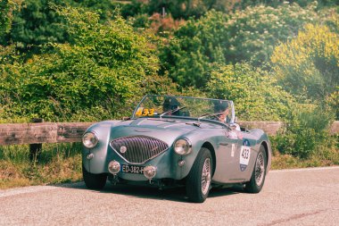 PESARO SAN BARTOLO, İtalya - 17 Mayıs - 2018: AUSTIN HEALEY 100 / 4 BN2 1956 Mille Miglia 2018 rallisindeki eski bir yarış arabası üzerinde ünlü İtalyan tarihi yarışı (1927-1957)) 