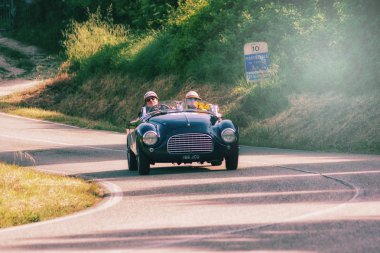 Pesaro Colle San Bartolo , İtalya - 17 Mayıs - 2018 : Ferrari 166 Mm Spider Touring 1950 ralliMille Miglia eski bir yarış otomobili üzerinde 2018 ünlü İtalyan tarihi yarış (1927-1957) 