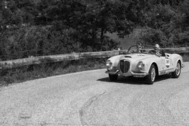 Pesaro Colle San Bartolo , İtalya - 17 Mayıs - 2018 : Faccioli Fiat 750 S 1948 ralliMille Miglia 2018 ünlü İtalyan tarihi yarış (1927-1957) eski bir yarış otomobili üzerinde)