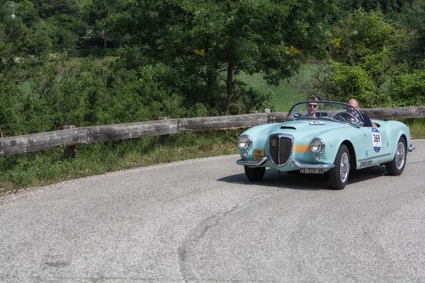 佩萨罗 科勒圣巴托洛 意大利 5月17 2018年 法乔利菲亚特750 1948在拉力赛老赛车Mille Miglia 2018 著名的意大利历史比赛 — 图库照片