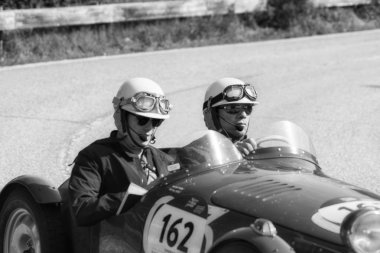 Pesaro Colle San Bartolo , İtalya - 17 Mayıs - 2018 : Faccioli Fiat 750 S 1948 ralliMille Miglia 2018 ünlü İtalyan tarihi yarış (1927-1957) eski bir yarış otomobili üzerinde)