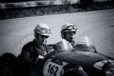 Pesaro Colle San Bartolo , İtalya - 17 Mayıs - 2018 : Faccioli Fiat 750 S 1948 ralliMille Miglia 2018 ünlü İtalyan tarihi yarış (1927-1957) eski bir yarış otomobili üzerinde)