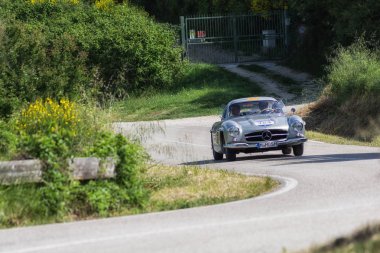 Pesaro Colle San Bartolo, İtalya - Mayıs 17-2018: Mercedes-Benz 300 Sl darbe (W198) eski bir yarış araba ralli Mille Miglia 2018 ünlü İtalyan tarihi Formula (1927-1957 tarihinde 1955)