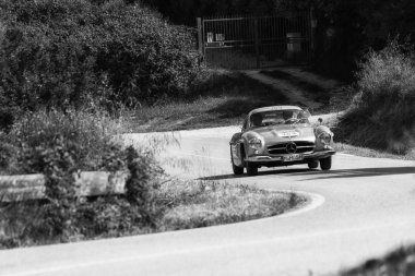 Pesaro Colle San Bartolo, İtalya - Mayıs 17-2018: Mercedes-Benz 300 Sl darbe (W198) eski bir yarış araba ralli Mille Miglia 2018 ünlü İtalyan tarihi Formula (1927-1957 tarihinde 1955)
