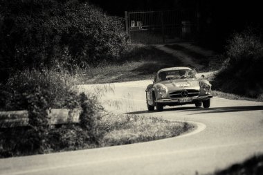 Pesaro Colle San Bartolo, İtalya - Mayıs 17-2018: Mercedes-Benz 300 Sl darbe (W198) eski bir yarış araba ralli Mille Miglia 2018 ünlü İtalyan tarihi Formula (1927-1957 tarihinde 1955)