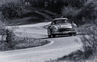 Pesaro Colle San Bartolo, İtalya - Mayıs 17-2018: Mercedes-Benz 300 Sl darbe (W198) eski bir yarış araba ralli Mille Miglia 2018 ünlü İtalyan tarihi Formula (1927-1957 tarihinde 1955)