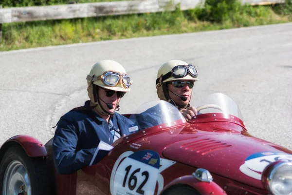Pesaro Colle San Bartolo , İtalya - 17 Mayıs - 2018 : Faccioli Fiat 750 S 1948 ralliMille Miglia 2018 ünlü İtalyan tarihi yarış (1927-1957) eski bir yarış otomobili üzerinde)