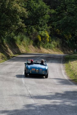 Pesaro Colle San Bartolo, İtalya - Mayıs 17-2018: eski bir yarış araba ralli Mille Miglia 2018 ünlü İtalyan tarihi Formula (1927-1957 yılında A.C. Ace 1954)