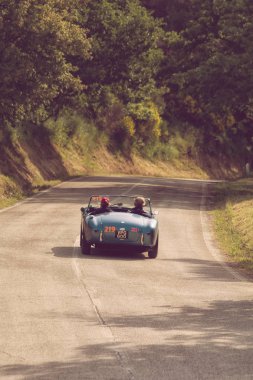 Pesaro Colle San Bartolo, İtalya - Mayıs 17-2018: eski bir yarış araba ralli Mille Miglia 2018 ünlü İtalyan tarihi Formula (1927-1957 yılında A.C. Ace 1954)
