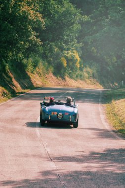 Pesaro Colle San Bartolo, İtalya - Mayıs 17-2018: eski bir yarış araba ralli Mille Miglia 2018 ünlü İtalyan tarihi Formula (1927-1957 yılında A.C. Ace 1954)