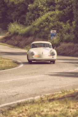 Pesaro Colle San Bartolo , İtalya - 17 Mayıs - 2018 : Porsche356 1500 Super1953 ralli Mille Miglia eski bir yarış otomobili 2018 ünlü İtalyan tarihi yarış (1927-1957) 