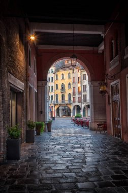 Treviso sokaklarında. Treviso, Veneto bölgesindeki Şile nehri'nde duruyor.
