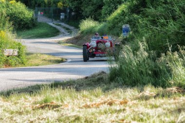 Pesaro Colle San Bartolo, İtalya - Mayıs 17-2018: eski bir yarış araba ralli Mille Miglia 2018 ünlü İtalyan tarihi Formula (1927-1957 tarihinde Aston Martin 2 Litre hız Model 1936)