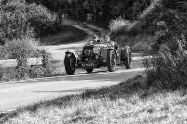 Pesaro Colle San Bartolo, İtalya - Mayıs 17-2018: eski bir yarış araba ralli Mille Miglia 2018 ünlü İtalyan tarihi Formula (1927-1957 tarihinde Aston Martin 2 Litre hız Model 1936)