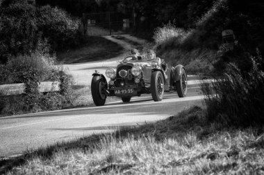 Pesaro Colle San Bartolo, İtalya - Mayıs 17-2018: eski bir yarış araba ralli Mille Miglia 2018 ünlü İtalyan tarihi Formula (1927-1957 tarihinde Aston Martin 2 Litre hız Model 1936)