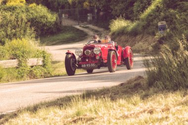 Pesaro Colle San Bartolo, İtalya - Mayıs 17-2018: eski bir yarış araba ralli Mille Miglia 2018 ünlü İtalyan tarihi Formula (1927-1957 tarihinde Aston Martin 2 Litre hız Model 1936)