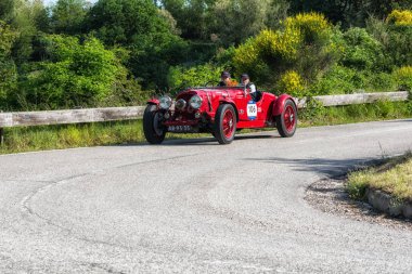 Pesaro Colle San Bartolo, İtalya - Mayıs 17-2018: eski bir yarış araba ralli Mille Miglia 2018 ünlü İtalyan tarihi Formula (1927-1957 tarihinde Aston Martin 2 Litre hız Model 1936)