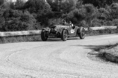 Pesaro Colle San Bartolo, İtalya - Mayıs 17-2018: eski bir yarış araba ralli Mille Miglia 2018 ünlü İtalyan tarihi Formula (1927-1957 tarihinde Aston Martin 2 Litre hız Model 1936)