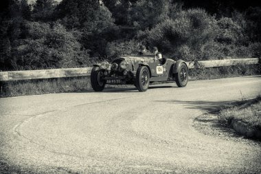 Pesaro Colle San Bartolo, İtalya - Mayıs 17-2018: eski bir yarış araba ralli Mille Miglia 2018 ünlü İtalyan tarihi Formula (1927-1957 tarihinde Aston Martin 2 Litre hız Model 1936)