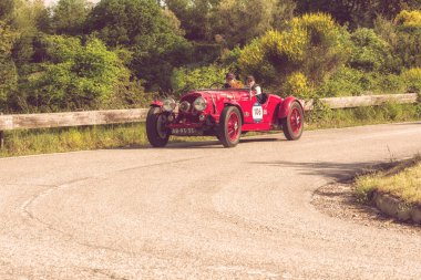 Pesaro Colle San Bartolo, İtalya - Mayıs 17-2018: eski bir yarış araba ralli Mille Miglia 2018 ünlü İtalyan tarihi Formula (1927-1957 tarihinde Aston Martin 2 Litre hız Model 1936)