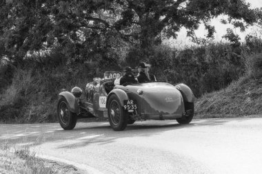 Pesaro Colle San Bartolo, İtalya - Mayıs 17-2018: eski bir yarış araba ralli Mille Miglia 2018 ünlü İtalyan tarihi Formula (1927-1957 tarihinde Aston Martin 2 Litre hız Model 1936)