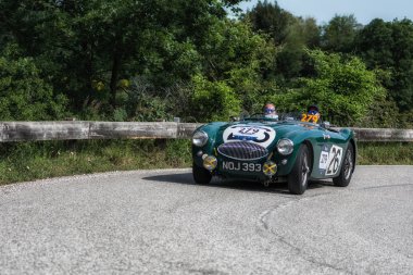Pesaro Colle San Bartolo, İtalya - Mayıs 17-2018: Austin Healey 100 S 1953 tarihinde eski bir yarış araba ralli Mille Miglia 2018 ünlü İtalyan tarihi Formula (1927-1957