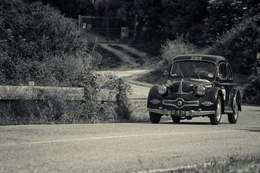 Pesaro Colle San Bartolo , İtalya - 17 Mayıs - 2018 : Panhard Dyna X86 1952 ralli Mille Miglia 2018 ünlü İtalyan tarihi yarış (1927-1957) eski bir yarış otomobili üzerinde)