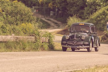Pesaro Colle San Bartolo , İtalya - 17 Mayıs - 2018 : Panhard Dyna X86 1952 ralli Mille Miglia 2018 ünlü İtalyan tarihi yarış (1927-1957) eski bir yarış otomobili üzerinde)