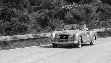 Pesaro Colle San Bartolo , İtalya - 17 Mayıs - 2018 : Nash Healey Sports 4143 cm3 1953 ralli Mille Miglia 2018 ünlü İtalyan tarihi yarış (1927-1957) eski bir yarış otomobili üzerinde)