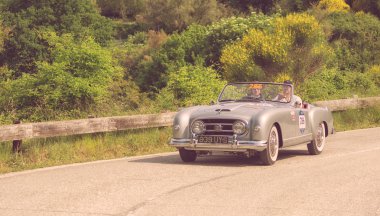 Pesaro Colle San Bartolo , İtalya - 17 Mayıs - 2018 : Nash Healey Sports 4143 cm3 1953 ralli Mille Miglia 2018 ünlü İtalyan tarihi yarış (1927-1957) eski bir yarış otomobili üzerinde)