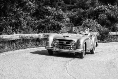 Pesaro Colle San Bartolo , İtalya - 17 Mayıs - 2018 : Nash Healey Sports 4143 cm3 1953 ralli Mille Miglia 2018 ünlü İtalyan tarihi yarış (1927-1957) eski bir yarış otomobili üzerinde)