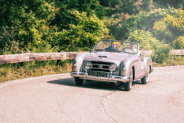 Pesaro Colle San Bartolo , İtalya - 17 Mayıs - 2018 : Nash Healey Sports 4143 cm3 1953 ralli Mille Miglia 2018 ünlü İtalyan tarihi yarış (1927-1957) eski bir yarış otomobili üzerinde)