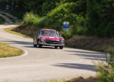 Pesaro Colle San Bartolo, İtalya - Mayıs 17-2018: Mercedes-Benz 300 Sl darbe (W198) eski bir yarış araba ralli Mille Miglia 2018 ünlü İtalyan tarihi Formula (1927-1957 tarihinde 1955) 