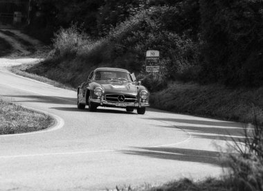 Pesaro Colle San Bartolo, İtalya - Mayıs 17-2018: Mercedes-Benz 300 Sl darbe (W198) eski bir yarış araba ralli Mille Miglia 2018 ünlü İtalyan tarihi Formula (1927-1957 tarihinde 1955) 