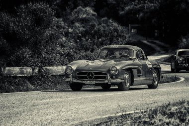 Pesaro Colle San Bartolo, İtalya - Mayıs 17-2018: Mercedes-Benz 300 Sl darbe (W198) eski bir yarış araba ralli Mille Miglia 2018 ünlü İtalyan tarihi Formula (1927-1957 tarihinde 1955) 