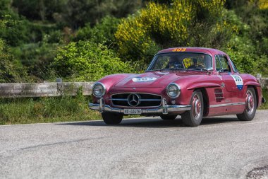 Pesaro Colle San Bartolo, İtalya - Mayıs 17-2018: Mercedes-Benz 300 Sl darbe (W198) eski bir yarış araba ralli Mille Miglia 2018 ünlü İtalyan tarihi Formula (1927-1957 tarihinde 1955) 