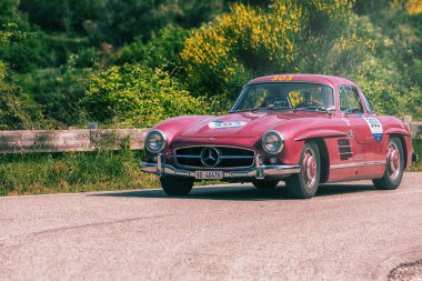Pesaro Colle San Bartolo, İtalya - Mayıs 17-2018: Mercedes-Benz 300 Sl darbe (W198) eski bir yarış araba ralli Mille Miglia 2018 ünlü İtalyan tarihi Formula (1927-1957 tarihinde 1955) 