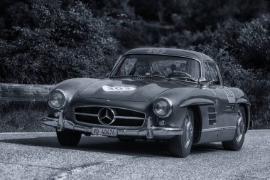 Pesaro Colle San Bartolo, İtalya - Mayıs 17-2018: Mercedes-Benz 300 Sl darbe (W198) eski bir yarış araba ralli Mille Miglia 2018 ünlü İtalyan tarihi Formula (1927-1957 tarihinde 1955) 