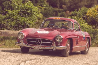Pesaro Colle San Bartolo, İtalya - Mayıs 17-2018: Mercedes-Benz 300 Sl darbe (W198) eski bir yarış araba ralli Mille Miglia 2018 ünlü İtalyan tarihi Formula (1927-1957 tarihinde 1955) 