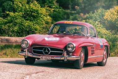 Pesaro Colle San Bartolo, İtalya - Mayıs 17-2018: Mercedes-Benz 300 Sl darbe (W198) eski bir yarış araba ralli Mille Miglia 2018 ünlü İtalyan tarihi Formula (1927-1957 tarihinde 1955) 