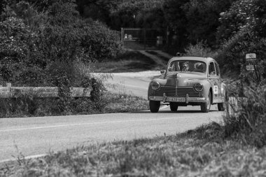 Pesaro Colle San Bartolo , İtalya - 17 Mayıs - 2018 : Peugeot 203 195 ralli Mille Miglia eski bir yarış otomobili 2018 ünlü İtalyan tarihi yarış (1927-1957)