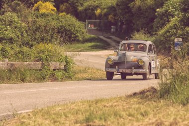 Pesaro Colle San Bartolo , İtalya - 17 Mayıs - 2018 : Peugeot 203 195 ralli Mille Miglia eski bir yarış otomobili 2018 ünlü İtalyan tarihi yarış (1927-1957)