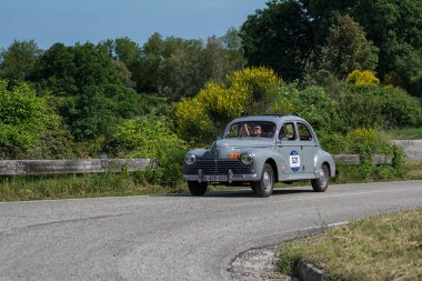 Pesaro Colle San Bartolo , İtalya - 17 Mayıs - 2018 : Peugeot 203 195 ralli Mille Miglia eski bir yarış otomobili 2018 ünlü İtalyan tarihi yarış (1927-1957)
