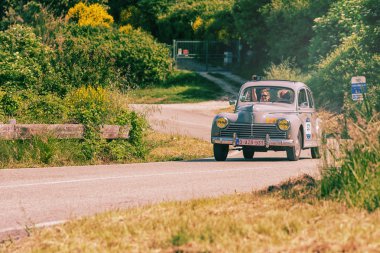 Pesaro Colle San Bartolo , İtalya - 17 Mayıs - 2018 : Peugeot 203 195 ralli Mille Miglia eski bir yarış otomobili 2018 ünlü İtalyan tarihi yarış (1927-1957)