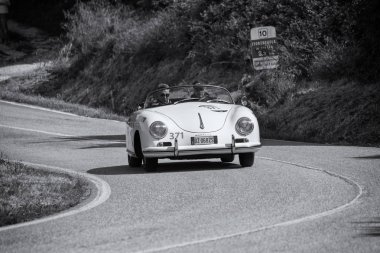 Pesaro Colle San Bartolo, İtalya - Mayıs 17-2018: Porsche 356 1500 Speedster 1955 tarihinde eski bir yarış araba ralli Mille Miglia 2018 ünlü İtalyan tarihi Formula (1927-1957) 