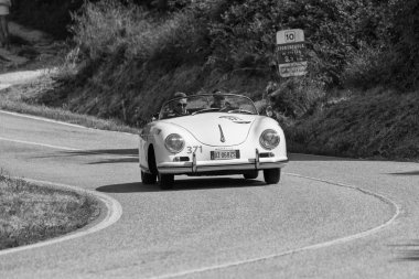 Pesaro Colle San Bartolo, İtalya - Mayıs 17-2018: Porsche 356 1500 Speedster 1955 tarihinde eski bir yarış araba ralli Mille Miglia 2018 ünlü İtalyan tarihi Formula (1927-1957) 