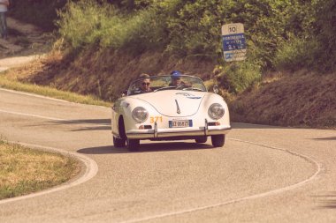 Pesaro Colle San Bartolo, İtalya - Mayıs 17-2018: Porsche 356 1500 Speedster 1955 tarihinde eski bir yarış araba ralli Mille Miglia 2018 ünlü İtalyan tarihi Formula (1927-1957) 